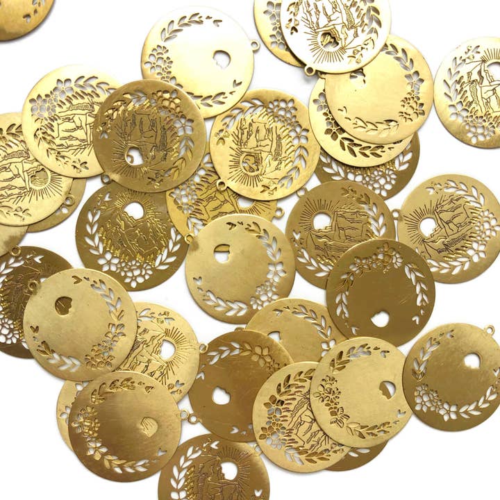 4 stuks - 26 mm - Zonnebedeltje van geëtst messing - Hanger van onbewerkt messing voor wholesale door Crafters Resort