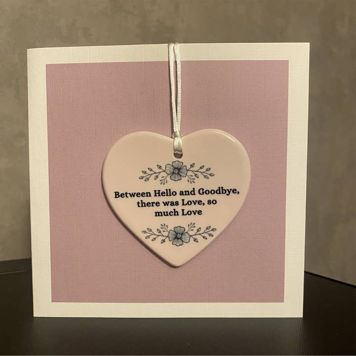 Entre Hello y.. Tarjeta de felicitación con regalo de cerámica para venta al por mayor de By Erin Cards and Gifts Ltd