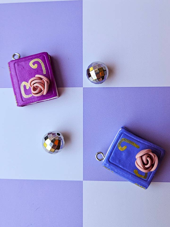 Buchanhänger mit Blumenmuster — für Charm Bar, Hut Barm, individuelle Armbänder für den Großhandel von Clay In Color