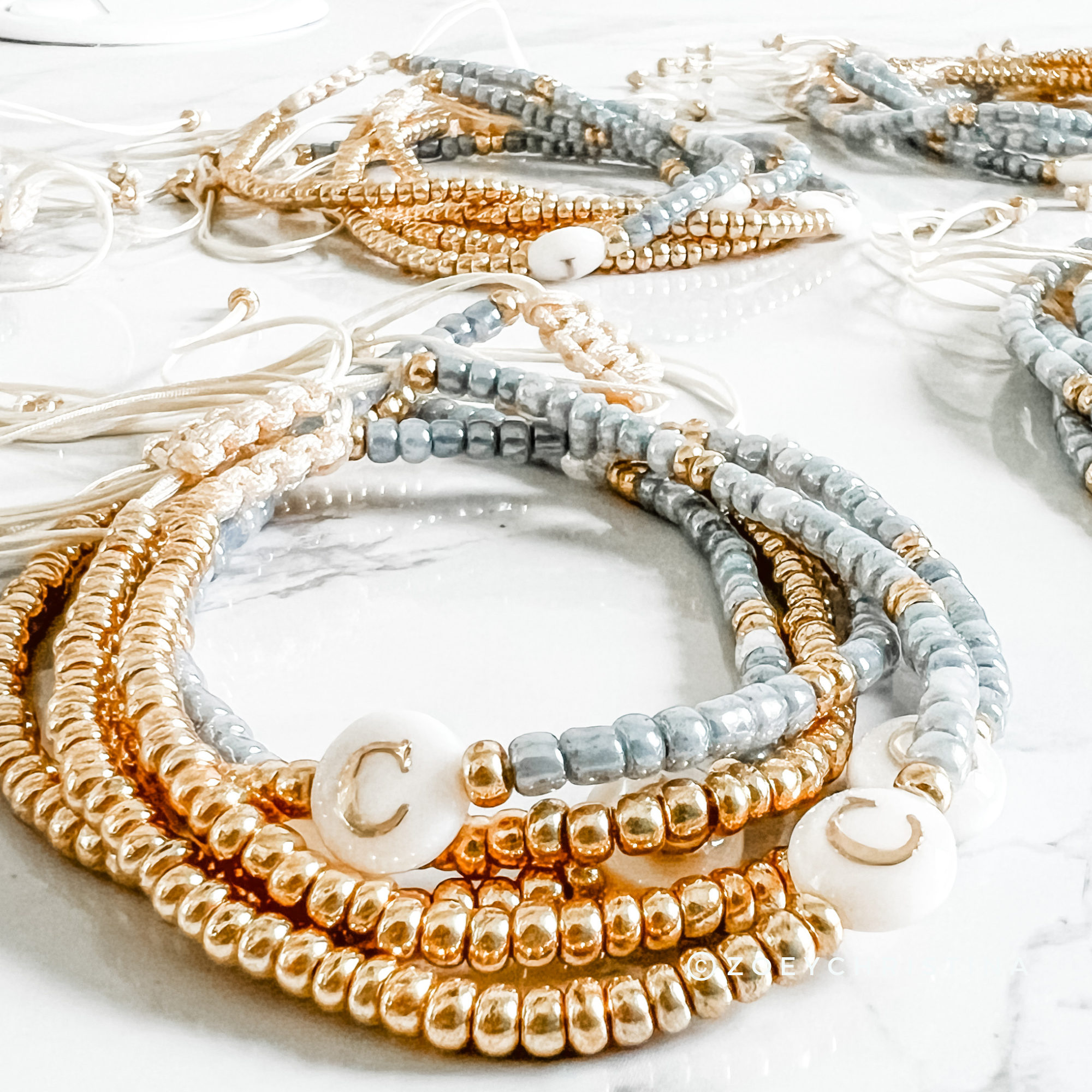 Zoey Christina - Vente Bracelet de perles - Bracelets à Initiales Délicats en Bleu & Or - Individuel6