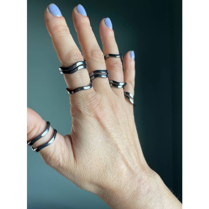 Tumbledshop – Großhandel Band/Stapelring – Wellenring aus natürlichem Hämatitkristall, Ringgrößen mit Edelsteinen