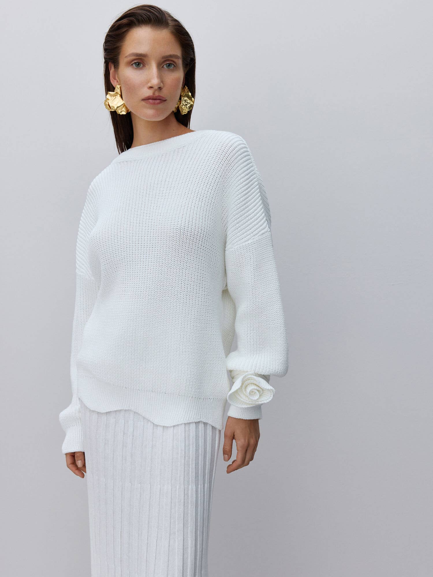 Nenya Fashion Limited - Wholesale Knit Sweater - Women's - Sweater with a cutout on the back Monami With Flower Decor3