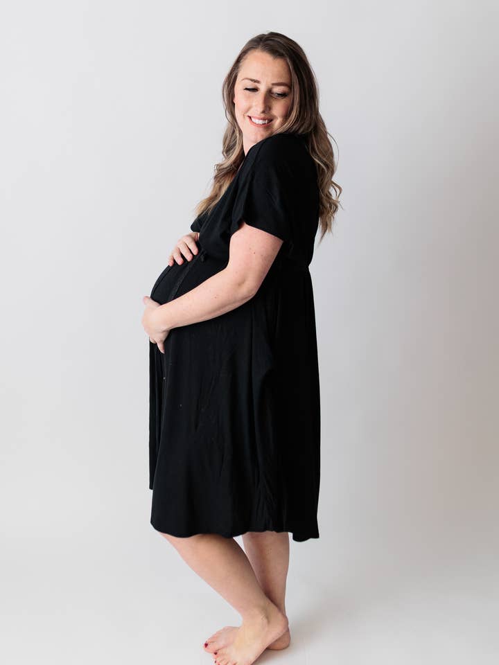 Robe de travail et d’accouchement pour la vente par Gracefully Birthed