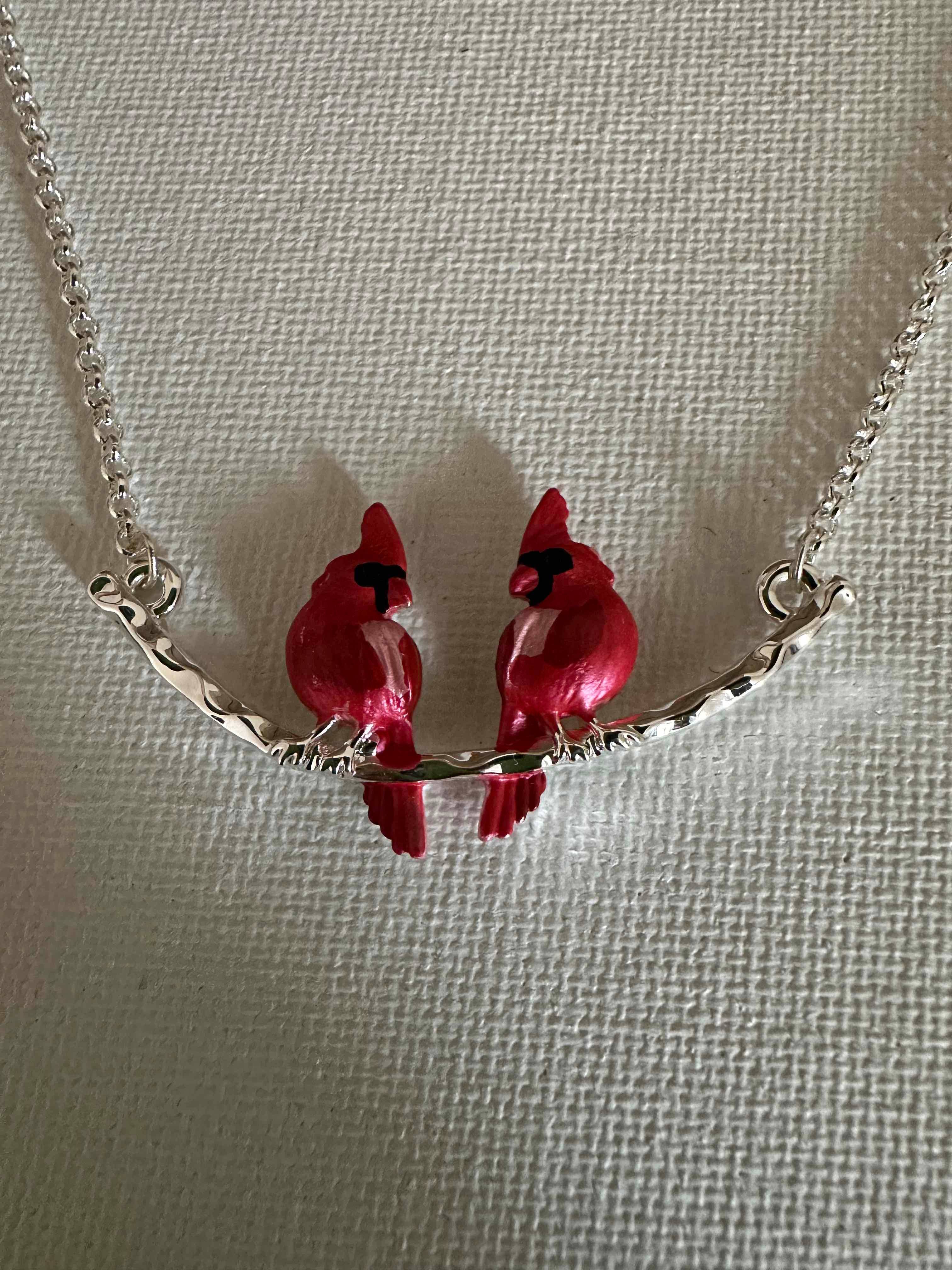 Carol Young Silver – wholesale Hänge-/berlockhalsband – Carol Young Silver halsband med två kardinalfåglar på en silverfärgad gren5