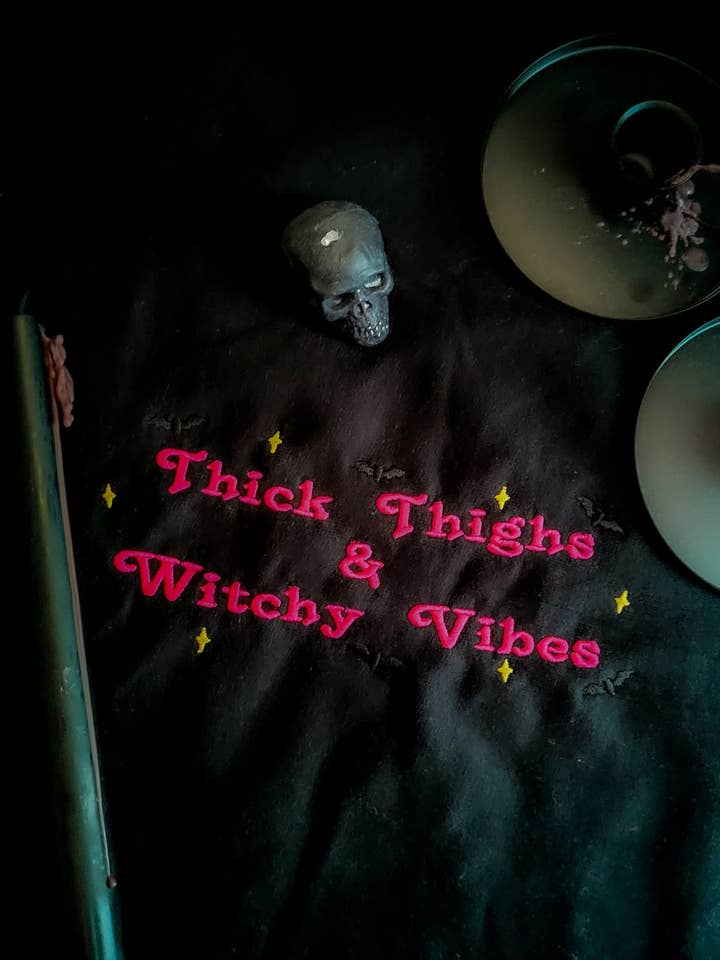 Dicke Oberschenkel & Hexenhafte Vibes Hoodie für den Großhandel von Cute And Spook