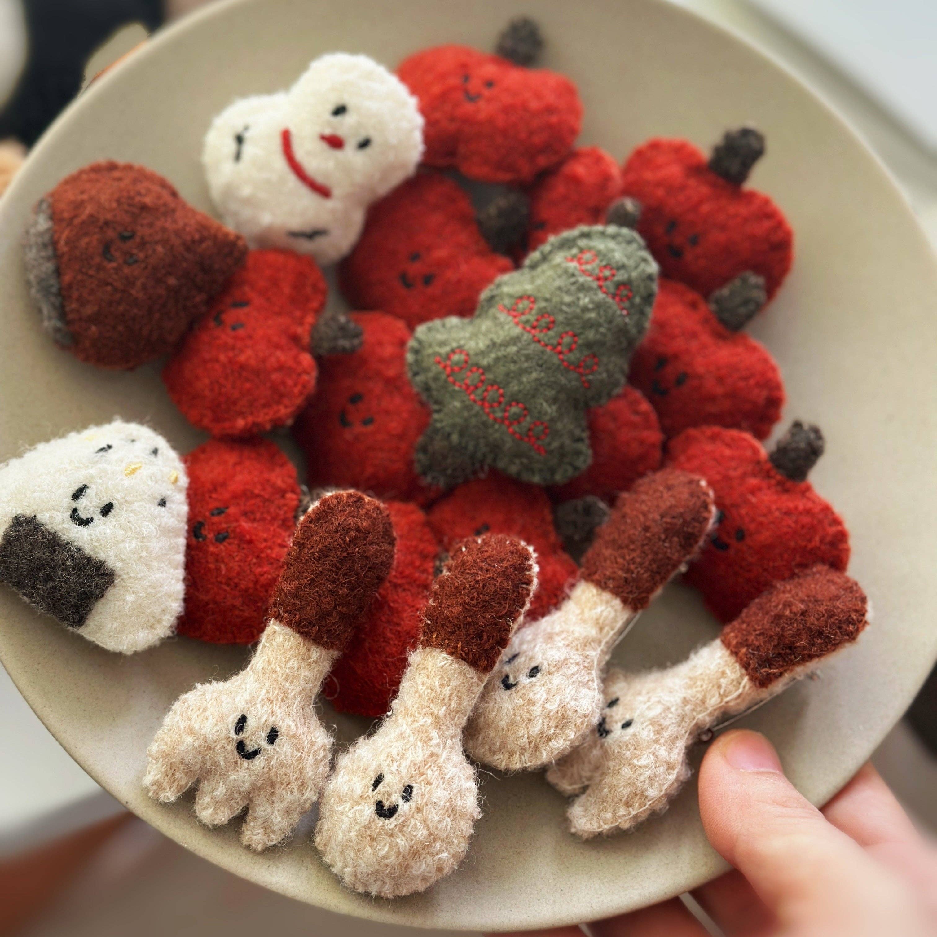 Hello Claws Limited – wholesale Brooch – Daily White | Christmas Tree Woollen Brooch2