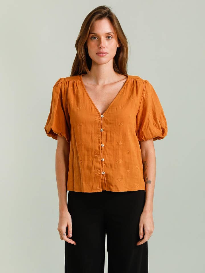 Broderad bomullstopp med ballongärmar - 4690T-MARK för wholesale av LOVIE & CO