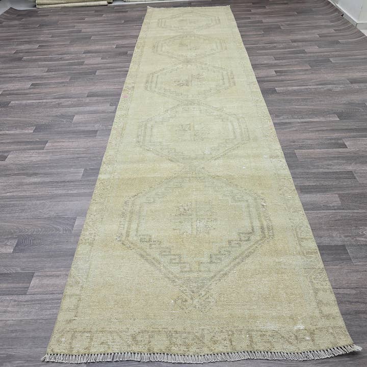 Vintage türkischer Oushak-Läuferteppich: 3x13 ft beiger Wollflurteppich für den Großhandel von MesopotamiaRugs