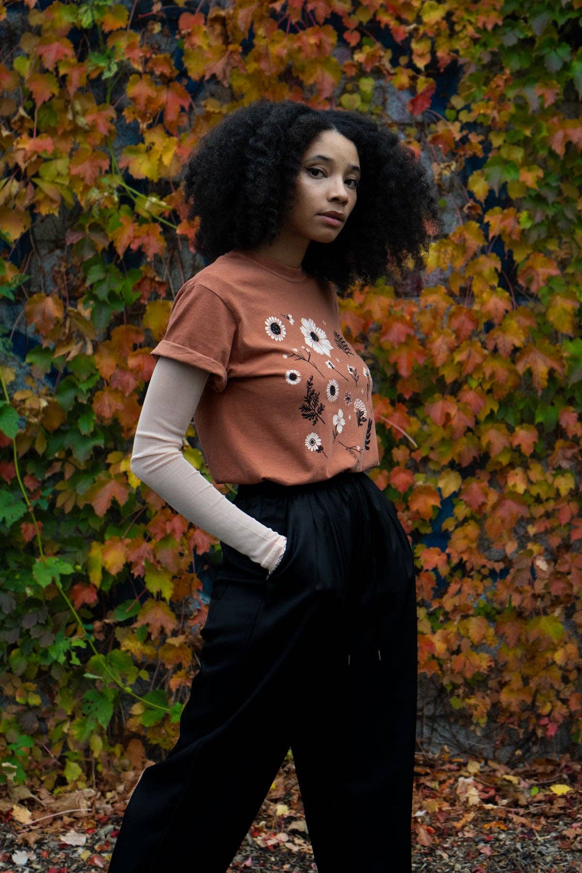 Stay Home Club - Vente T-shirt sérigraphié – unisexe - T-shirt à fleurs pressées4