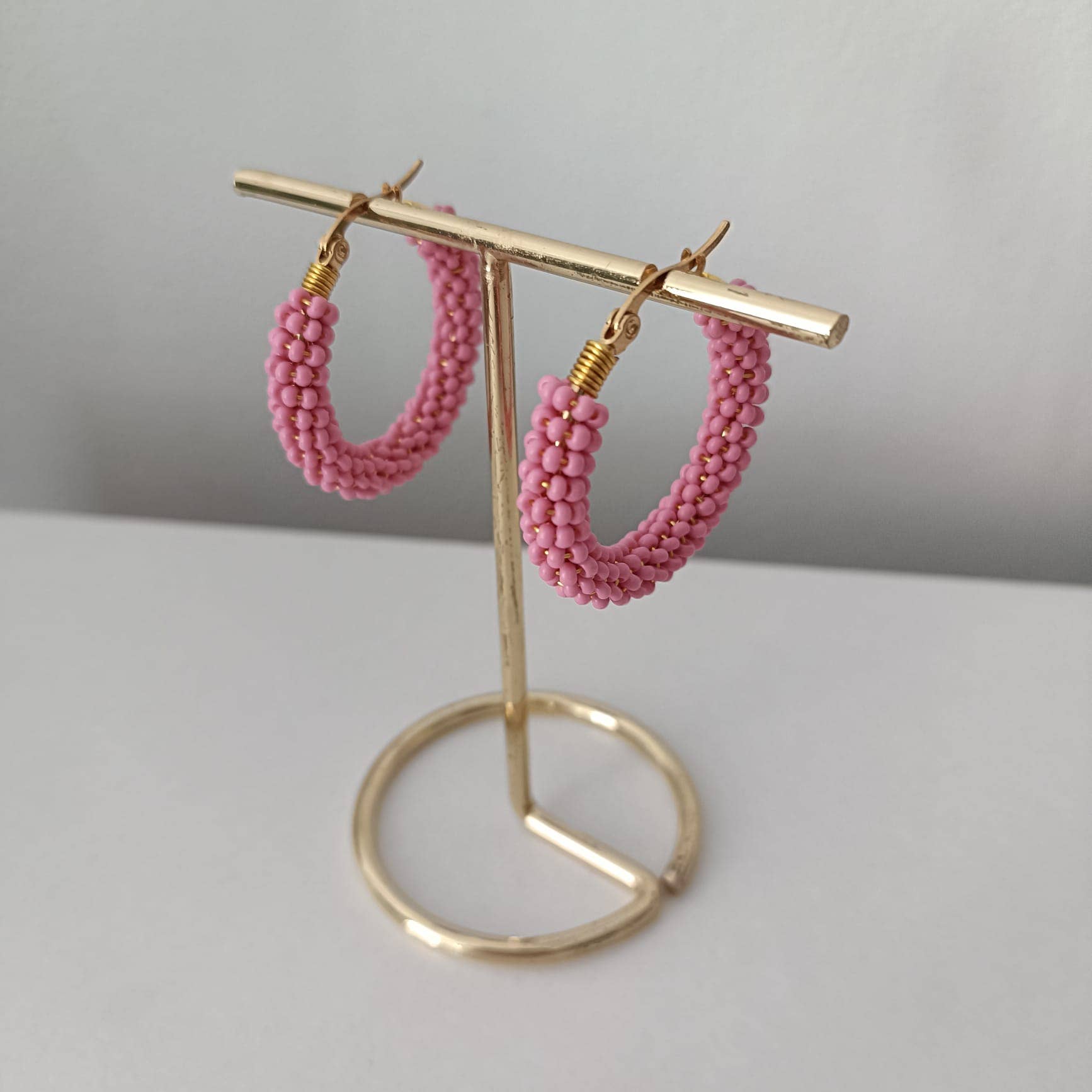 Kolorya - Wholesale Dangle Earrings - Pendientes de Aro con Cuentas en Tonos Rosados y Morados – Hechos a Mano0