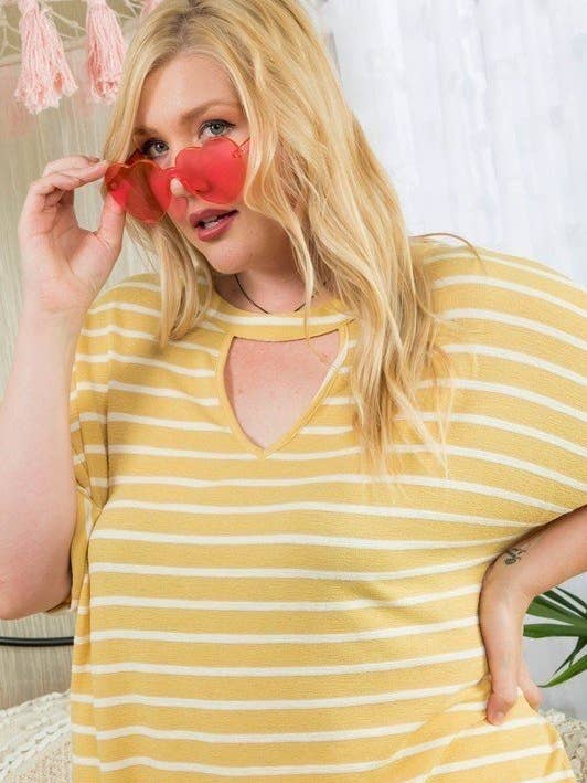 KURZÄRMLIGES TOP MIT GESTREIFTEM AUFDRUCK IN ÜBERGRÖSSE für den Großhandel von Main Strip