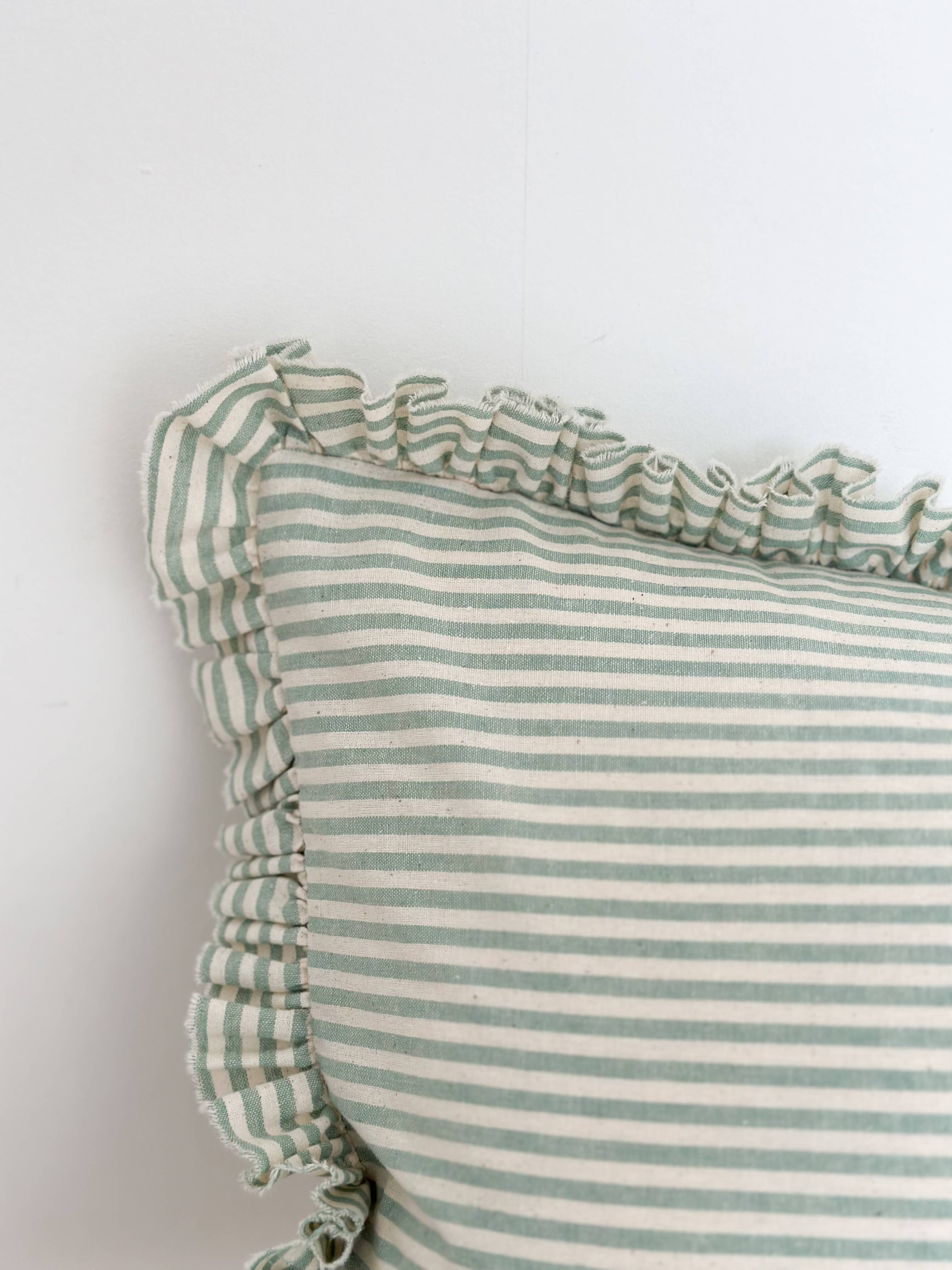 Ellenvale Trade - Vendita all'ingrosso Cuscini per sedie - Fodera per cuscino Darcy Ruffle in cotone 50x30 — Righe verde salvia 2