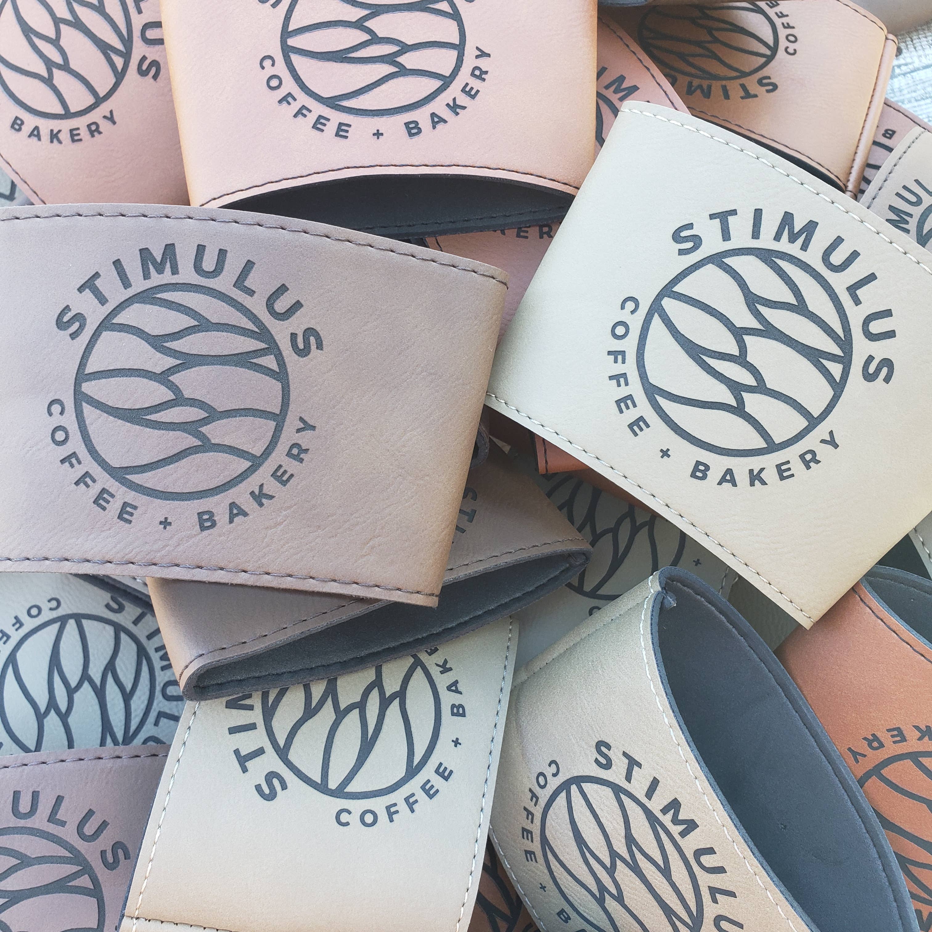 The Rural Home - Venta al por mayor Fundas para recipientes de bebida - Manga de Taza de Cuero Sintético Grabada – Marca de Cafetería Reutilizable9