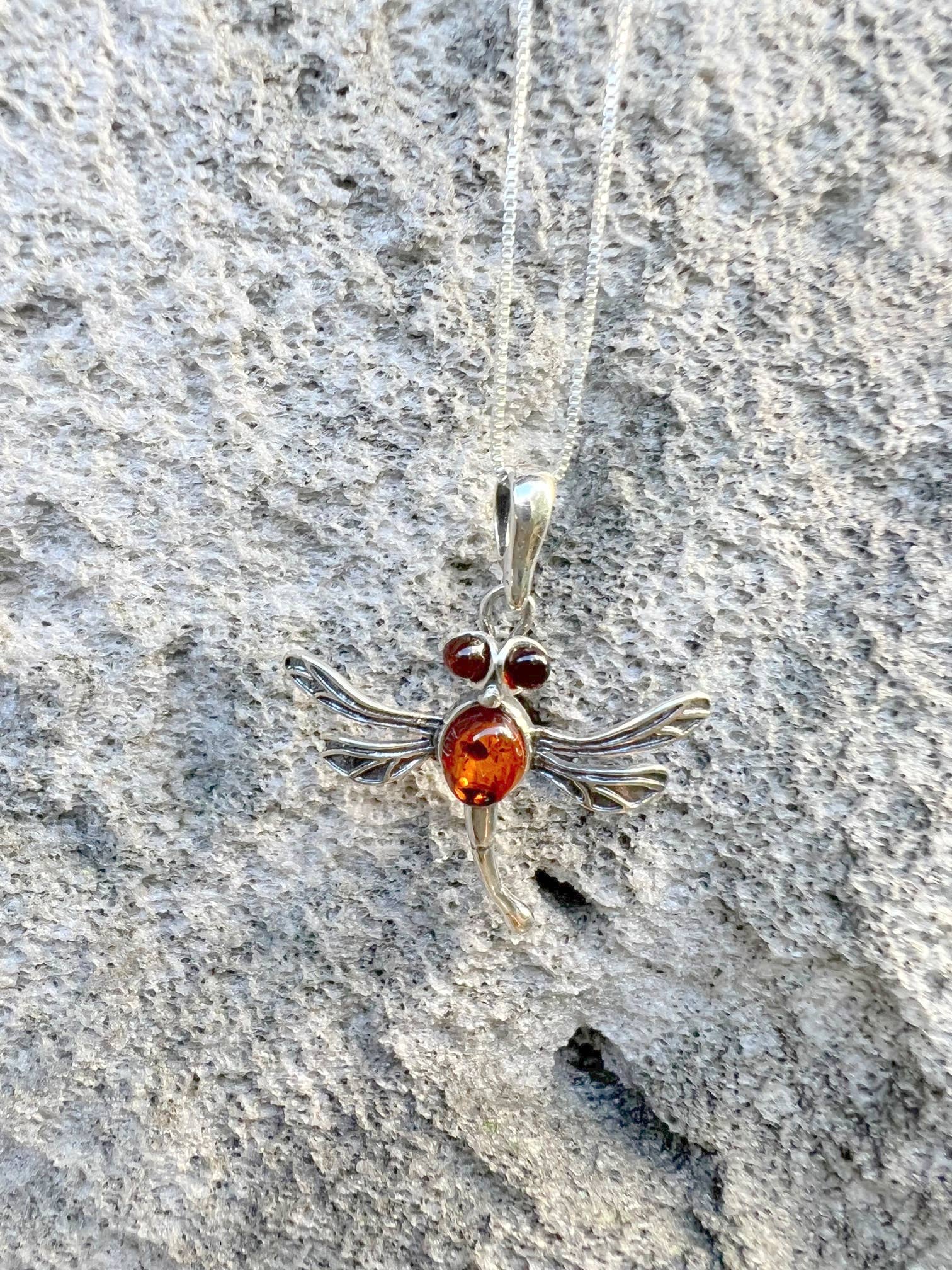 GSZ corporation DBA Gabriella's Gifts - Venta al por mayor Collares con colgantes/abalorios - Collar con colgante de ámbar DRAGONFLY, 1.25 pulgadas1