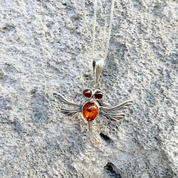 GSZ corporation DBA Gabriella's Gifts - Vente Colliers à pendentif - Pendentif en ambre DRAGONFLY 1,25"1