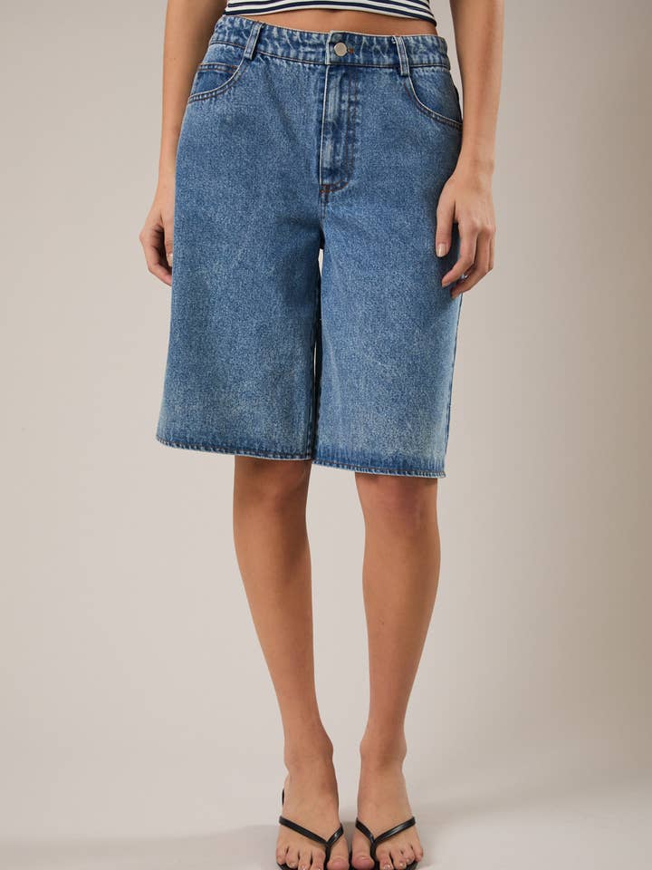 BERMUDA EN JEAN TAILLE MI-HAUTE pour la vente par LE LIS