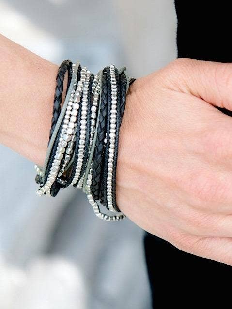 Bracelet à perles en argent et noir pour la vente par Guru