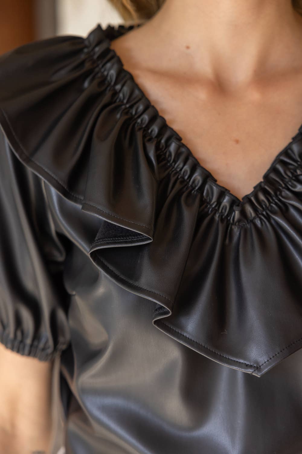 Schwarz 33147 Oberteil aus Kunstleder mit breitem Rüschen und V-Ausschnitt für den Großhandel auf Faire10