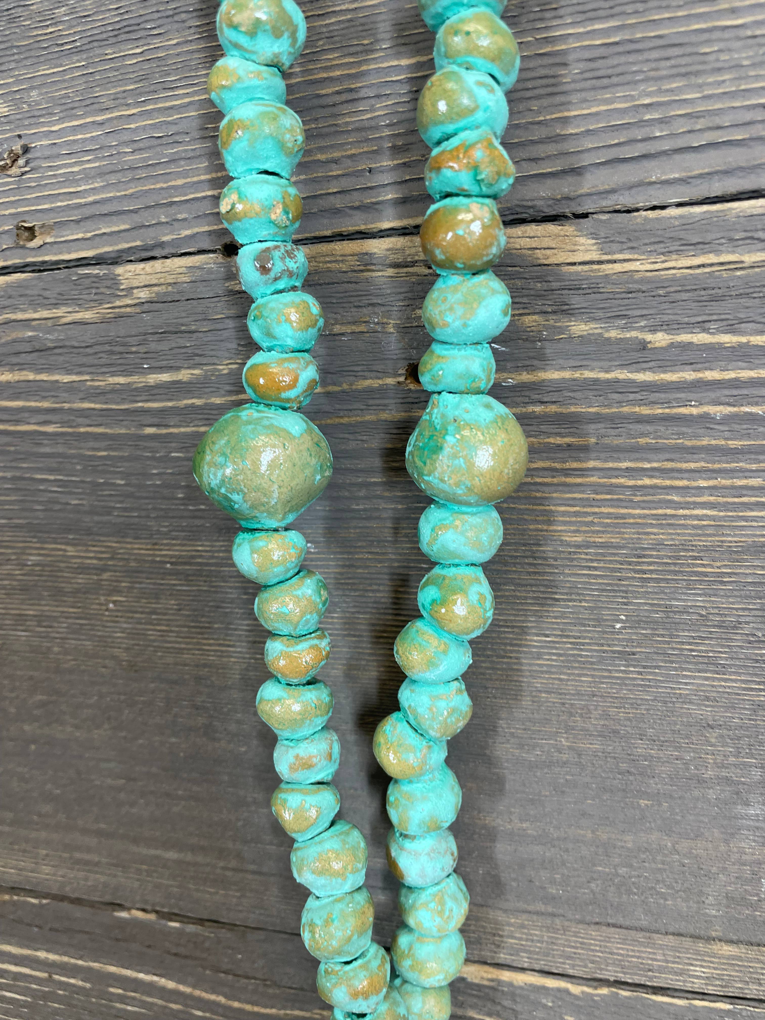 My Amigos Imports - Vendita all'ingrosso Collane a grani - Rosario in argilla Trinity con perline dorate e turchesi, 36-43 cm - $104