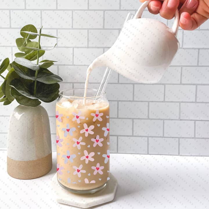 Sayers & Co. - Wholesale Drinking Glass/Cup - 16oz Valentine's Day Daisy Hearts Glass Cup with Bamboo Lid & Straw #1000928