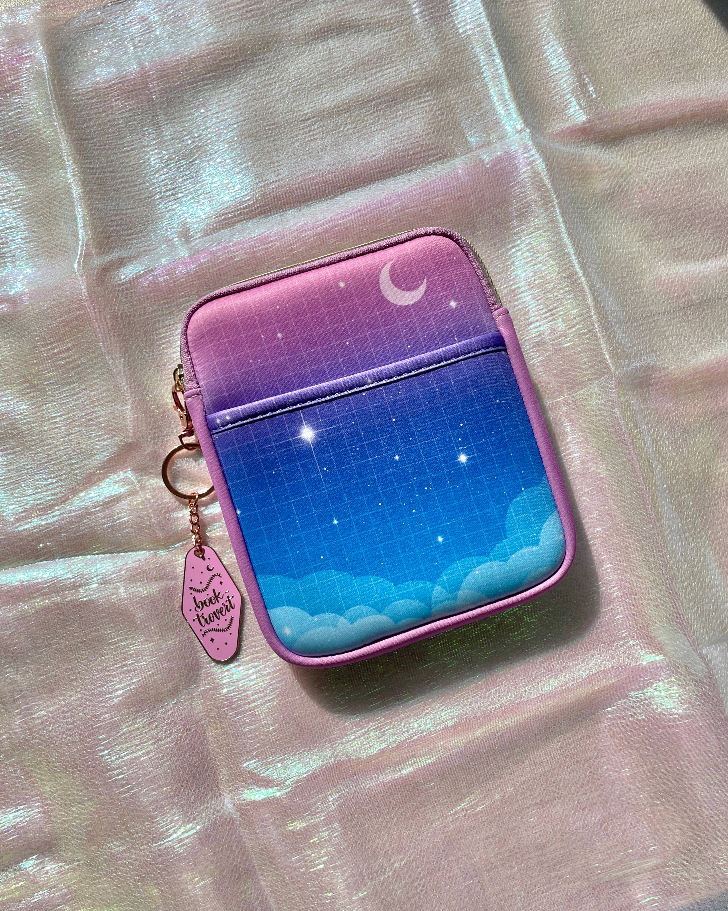 Galloree Designs LLC – wholesale Påse - Dam – Drömmig Moln & Måne Kindle-fodral