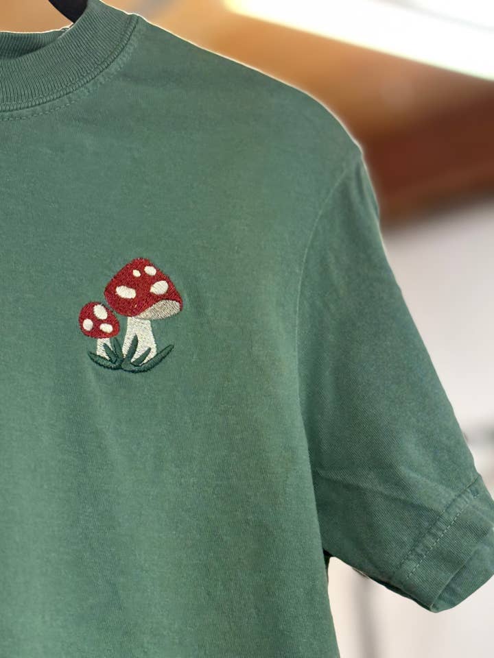 Maglietta grafica ricamata con funghi per la vendita all'ingrosso da parte di ID Apparel