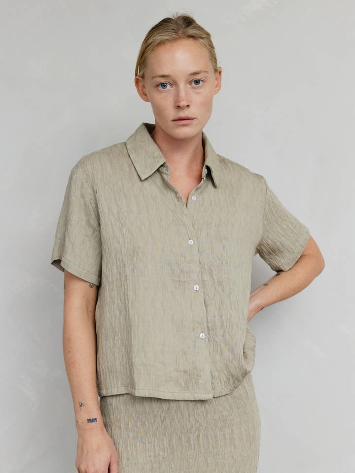 MOD REF - Vendita all'ingrosso Camicia button down - Donna - The Miranda Top | Top con bottoni testurizzati24