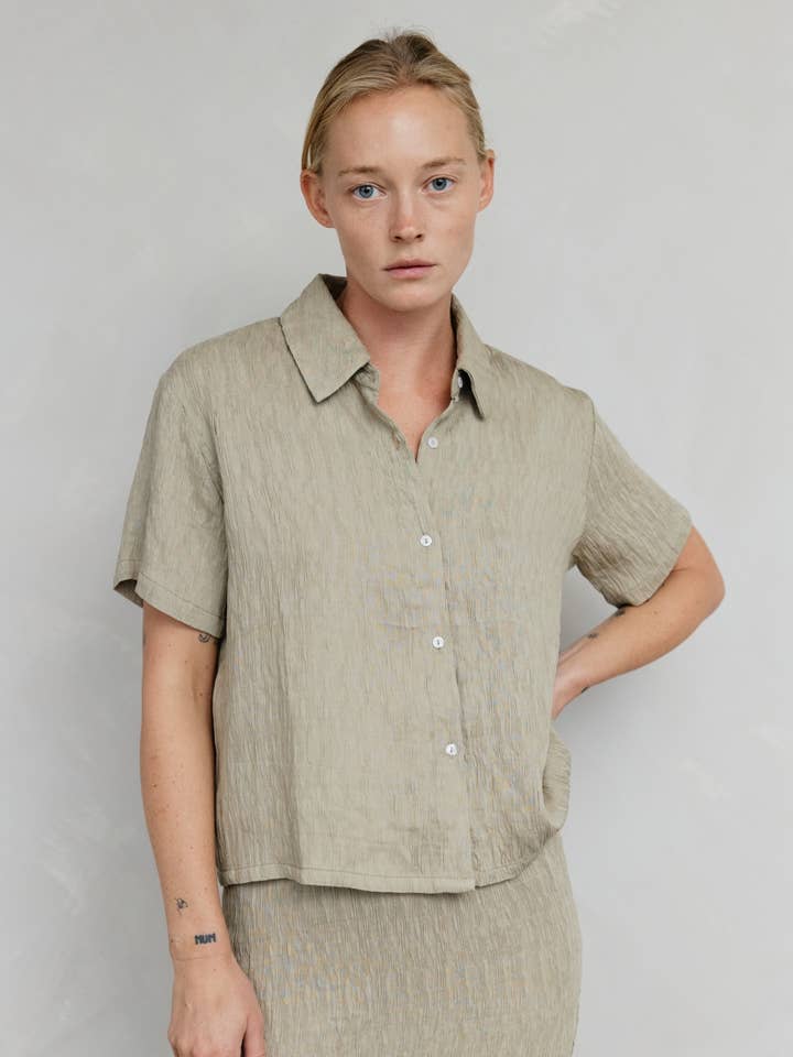 The Miranda Top | Top con bottoni testurizzati per la vendita all'ingrosso da parte di MOD REF