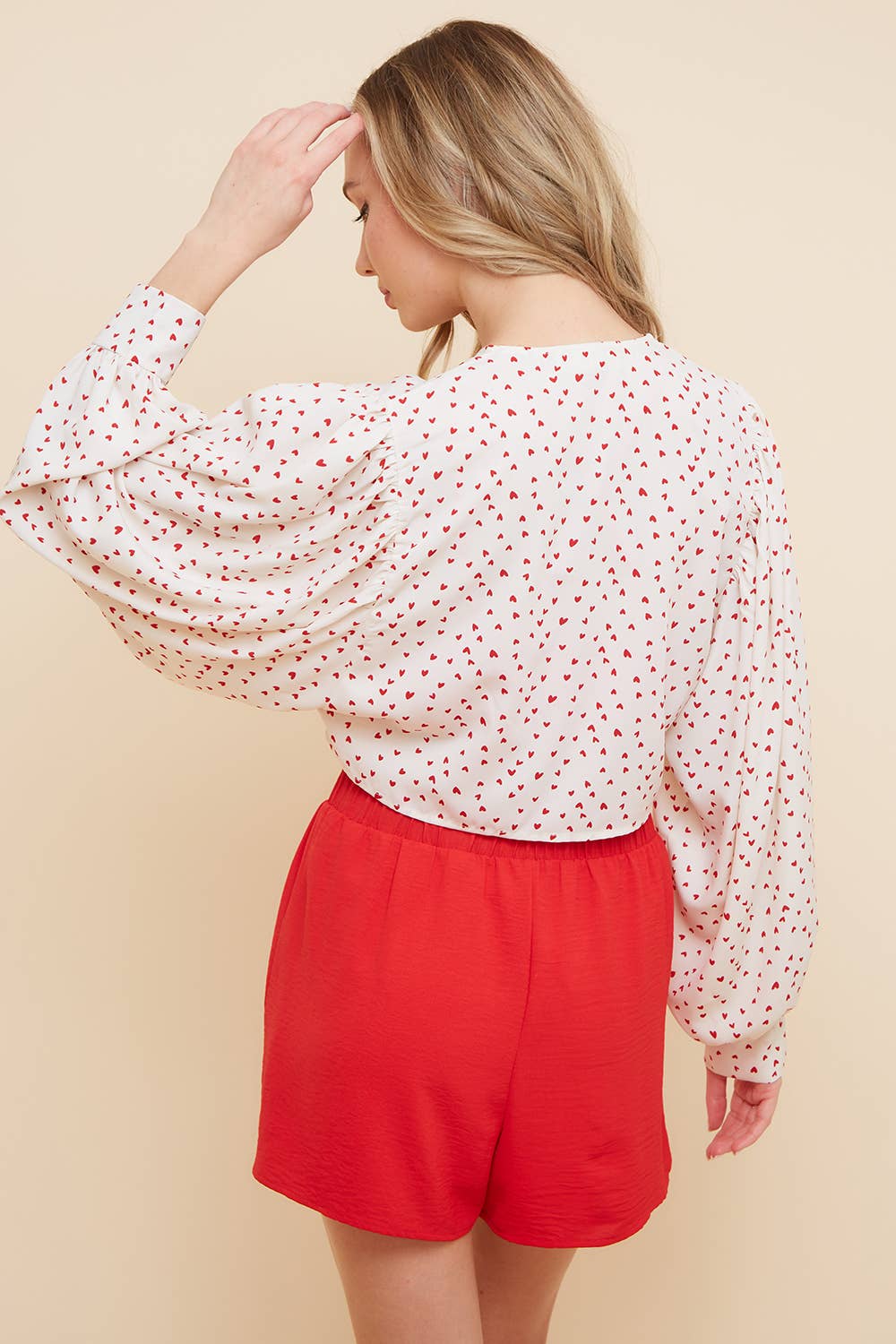 Saints & Hearts – Calções – Mulher por atacado – SP6119B SHORTS VERMELHOS VERDADEIROS COM TECIDO TEXTURIZADO E DARDOS4