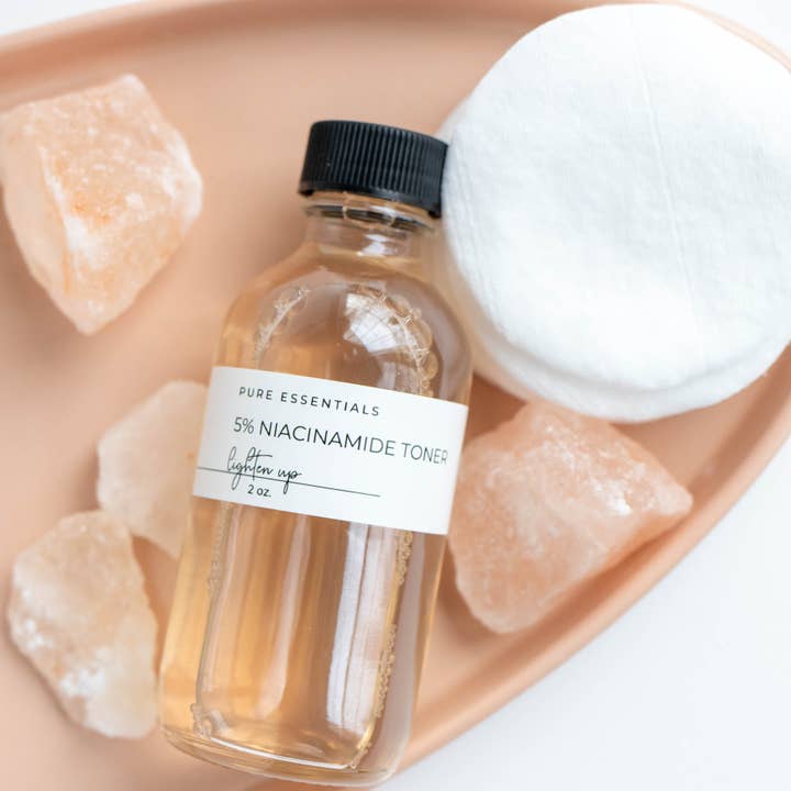 NIACINAMID AUFHELLENDER TONER für den Großhandel von Pure Essentials