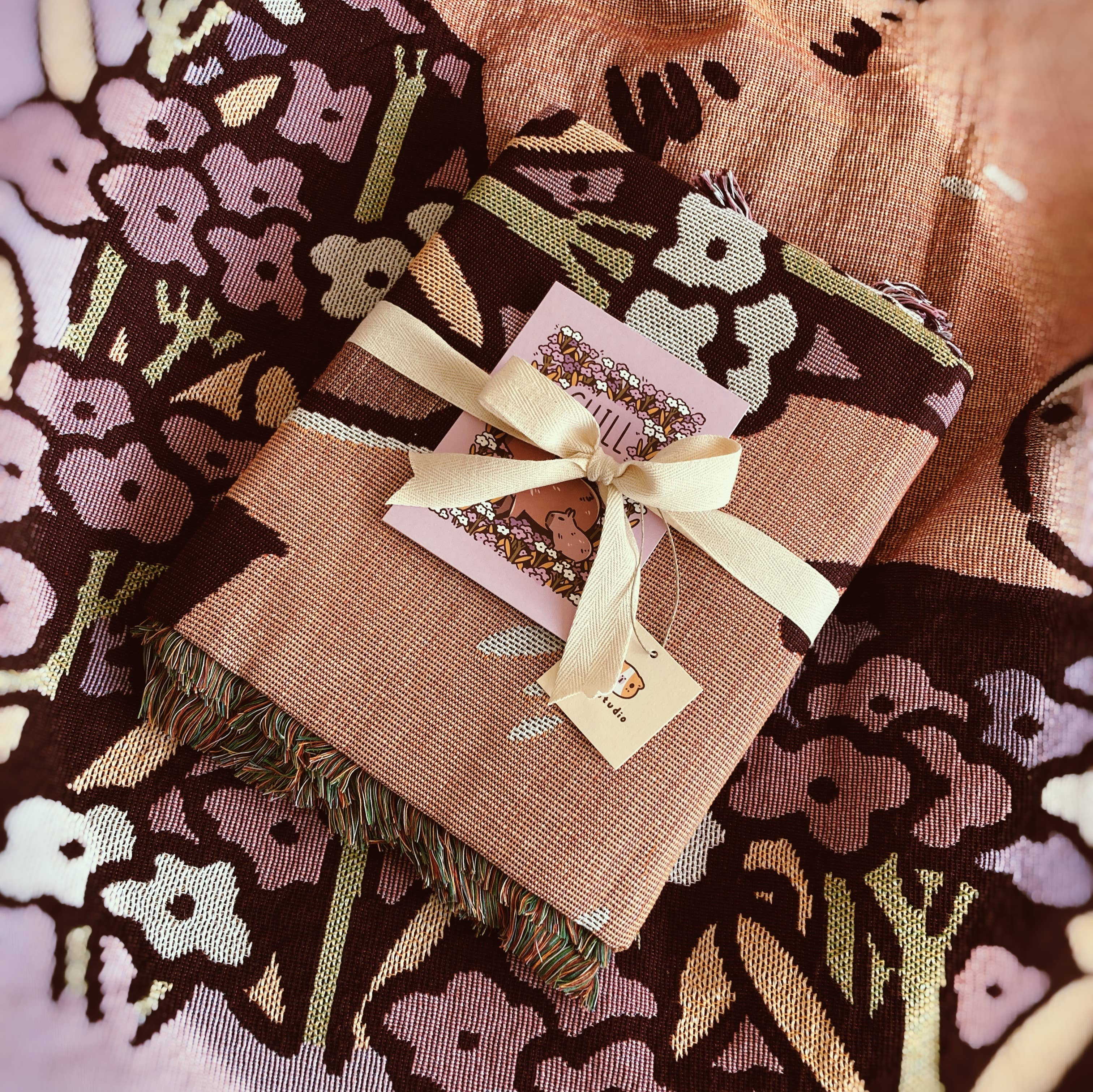 Noristudio - Wholesale Throw Blanket - "CHILL" capybaras and flowers woven blanket in pink2