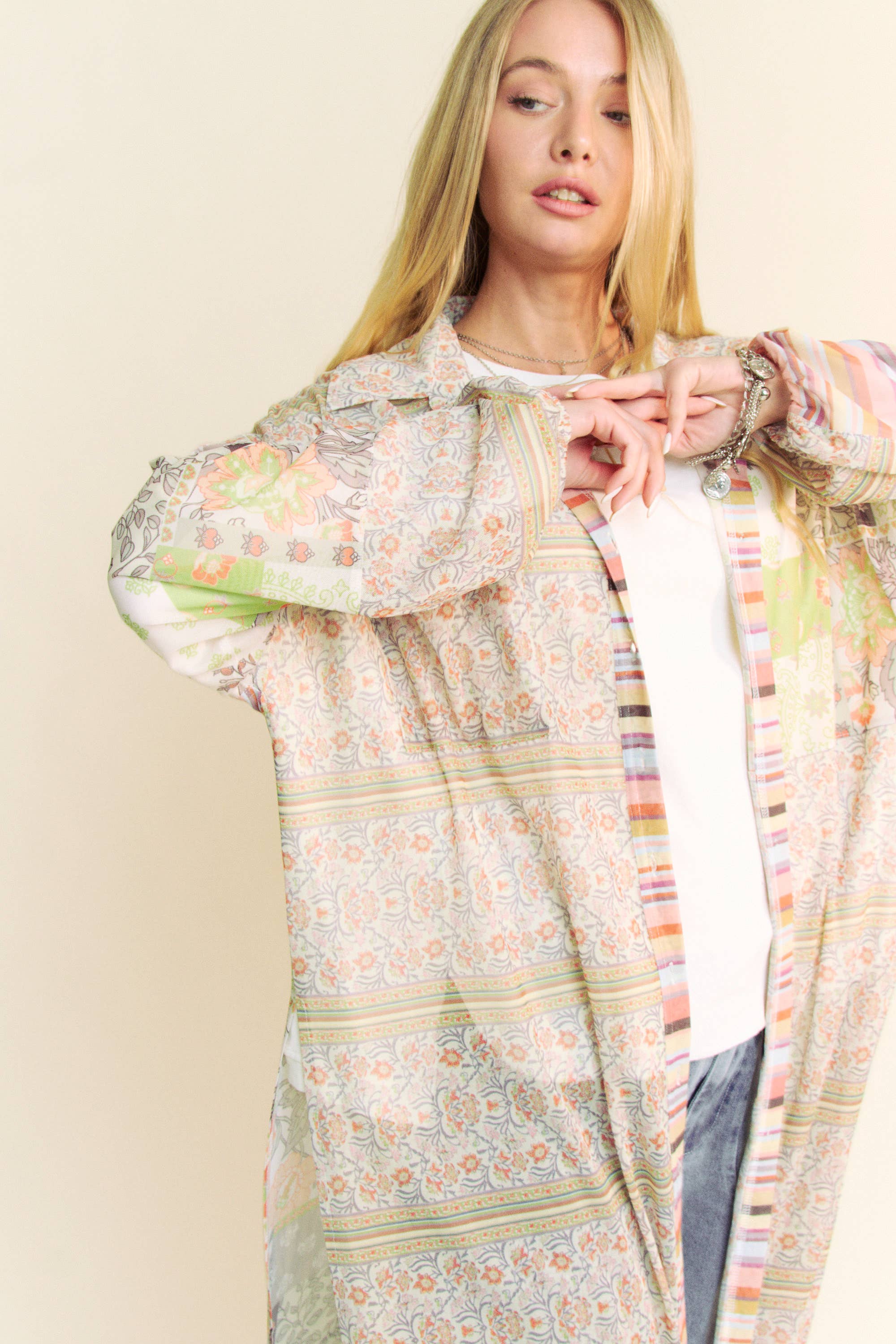 ORANGE BRUN MAXI-SKJORTA MED KNÄPPNING I MESHTRYCK FRAMTILL för wholesale på Faire1