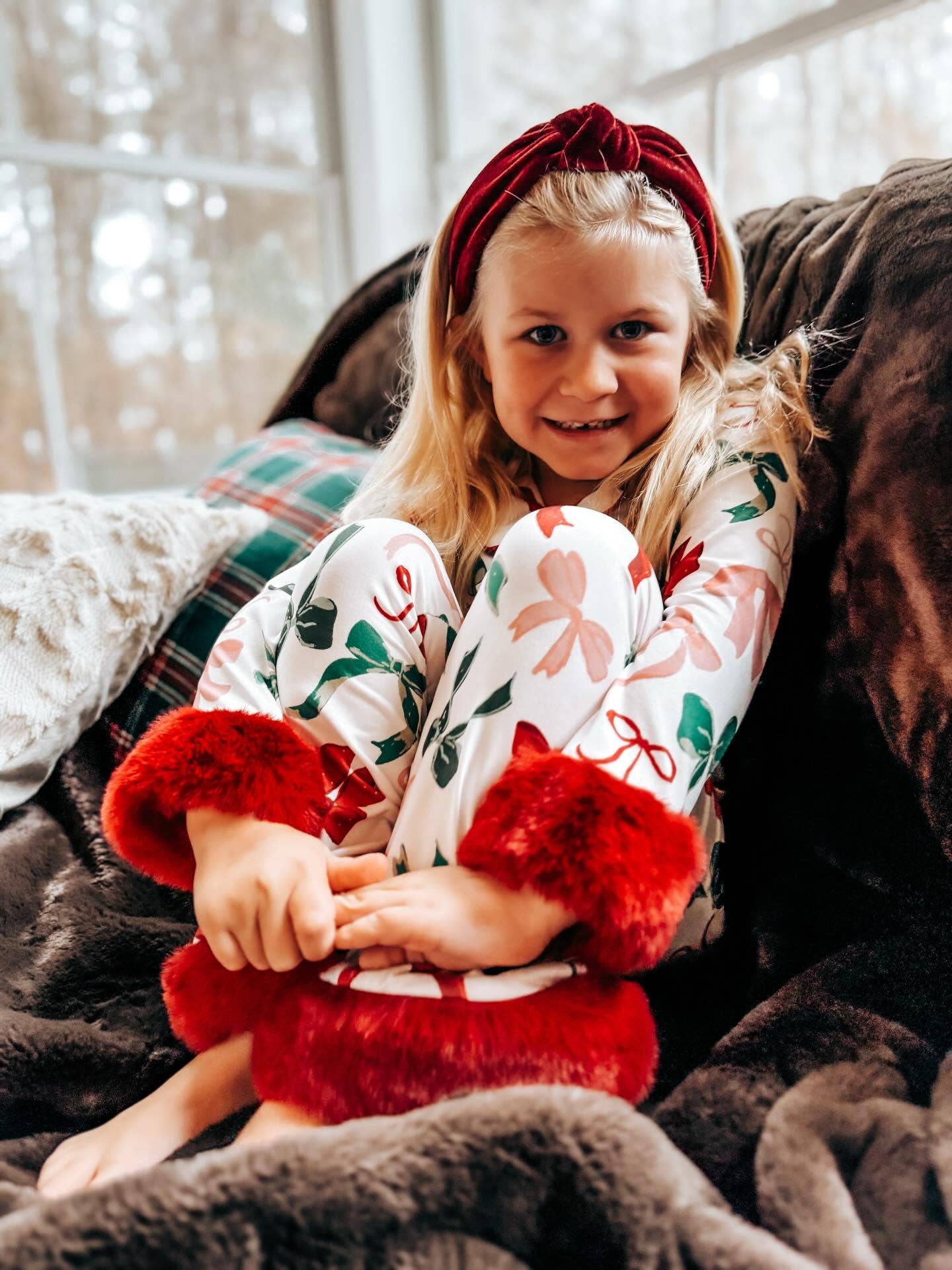 Rylee Faith Designs - Vente Haut et bas de pyjama – enfant - Ensemble de pyjama de Noël à imprimé nœud de fête – Vêtements de nuit confortables pour filles avec bordure rouge2