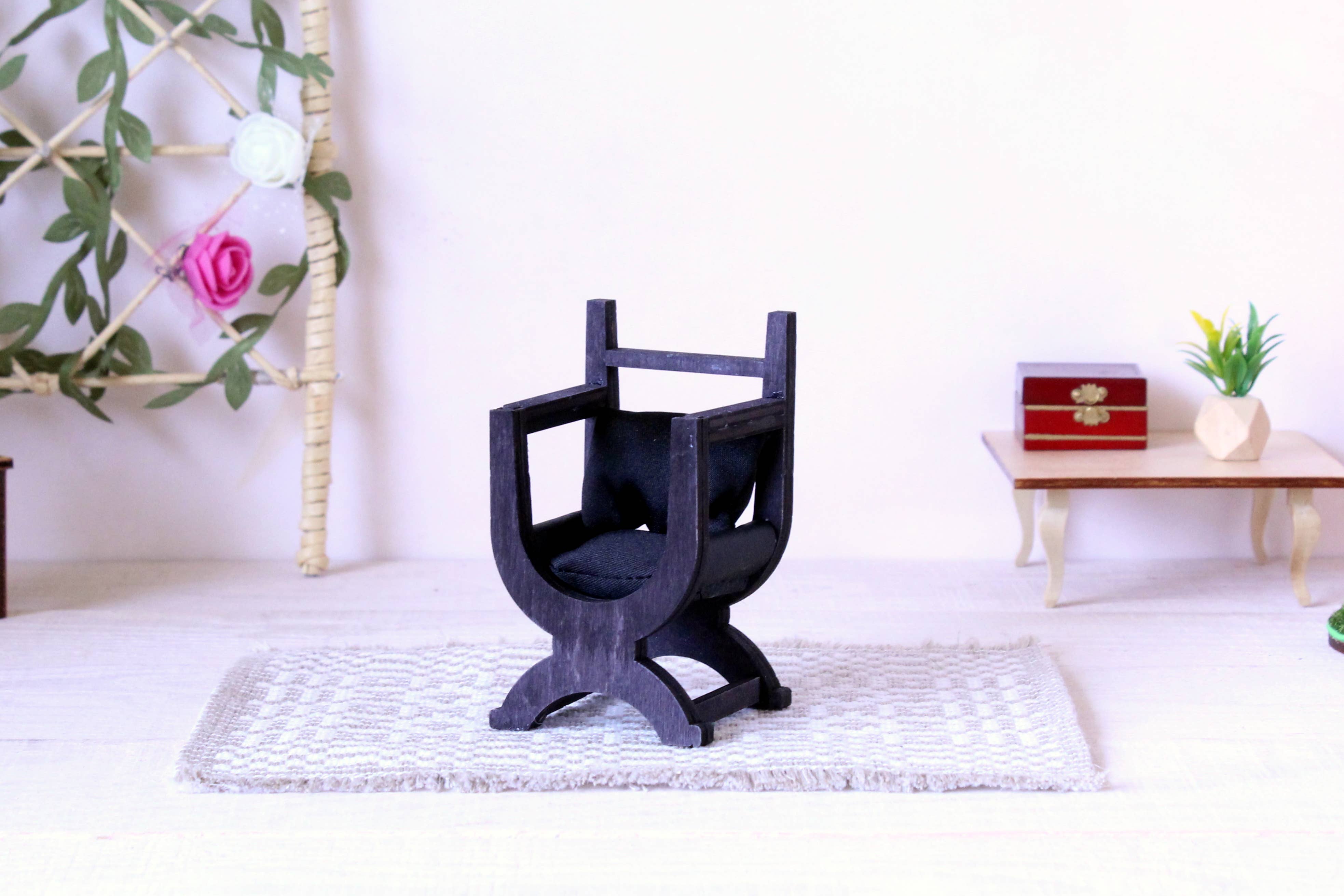 Lenasminiland – Großhandel Puppenzubehörset – Kinder – Miniatur-Tudor-Stuhl, X-gerahmte Königin Mary Sessel Replik9