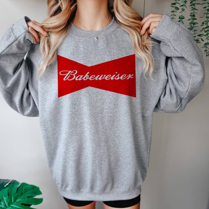Babeweiser Crewneck Sweatshirt für den Großhandel von DaisyChainDesignCo