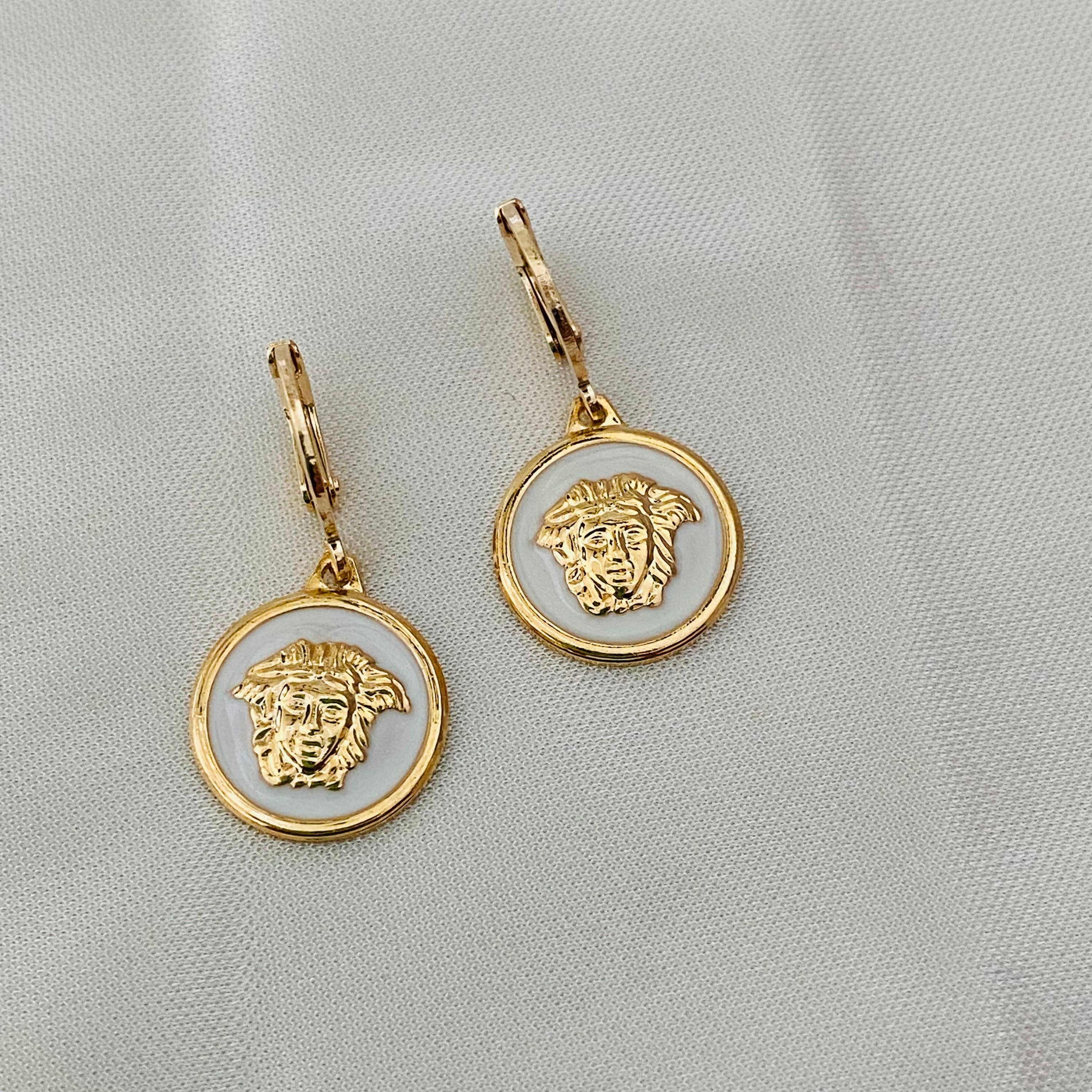 Housegoldjewelry - Venta al por mayor Pendientes colgantes - Joyas Medusa, pendientes con forma de moneda, pendientes de medusa, estilo griego1