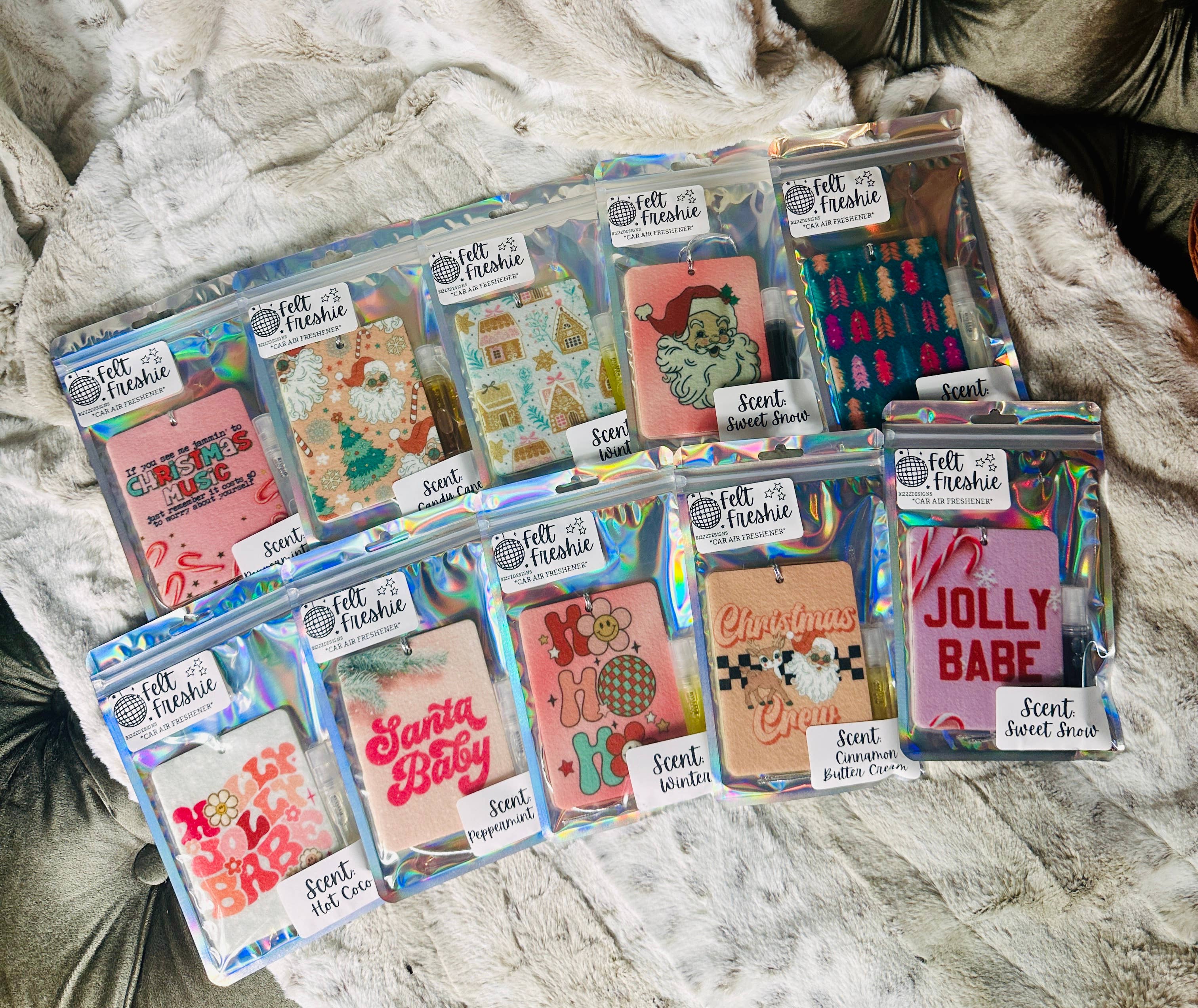 Bizzz Designs – Engroshandel Luftfrisker til bilen – til kvinder – Pink Christmas Filt Freshie Bundle af 10 | XMAS Freshies9