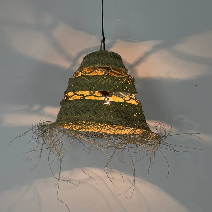 Suspension en raphia tissé à la main – Lampe de plafond à franges naturelles for wholesale by LeBazare