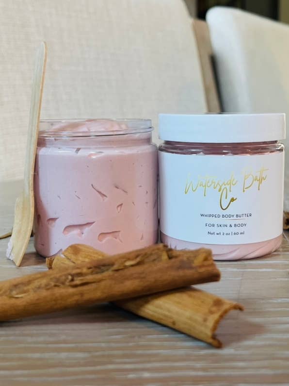 Beurre corporel fouetté à la cannelle pour la vente par Waterside Bath Co