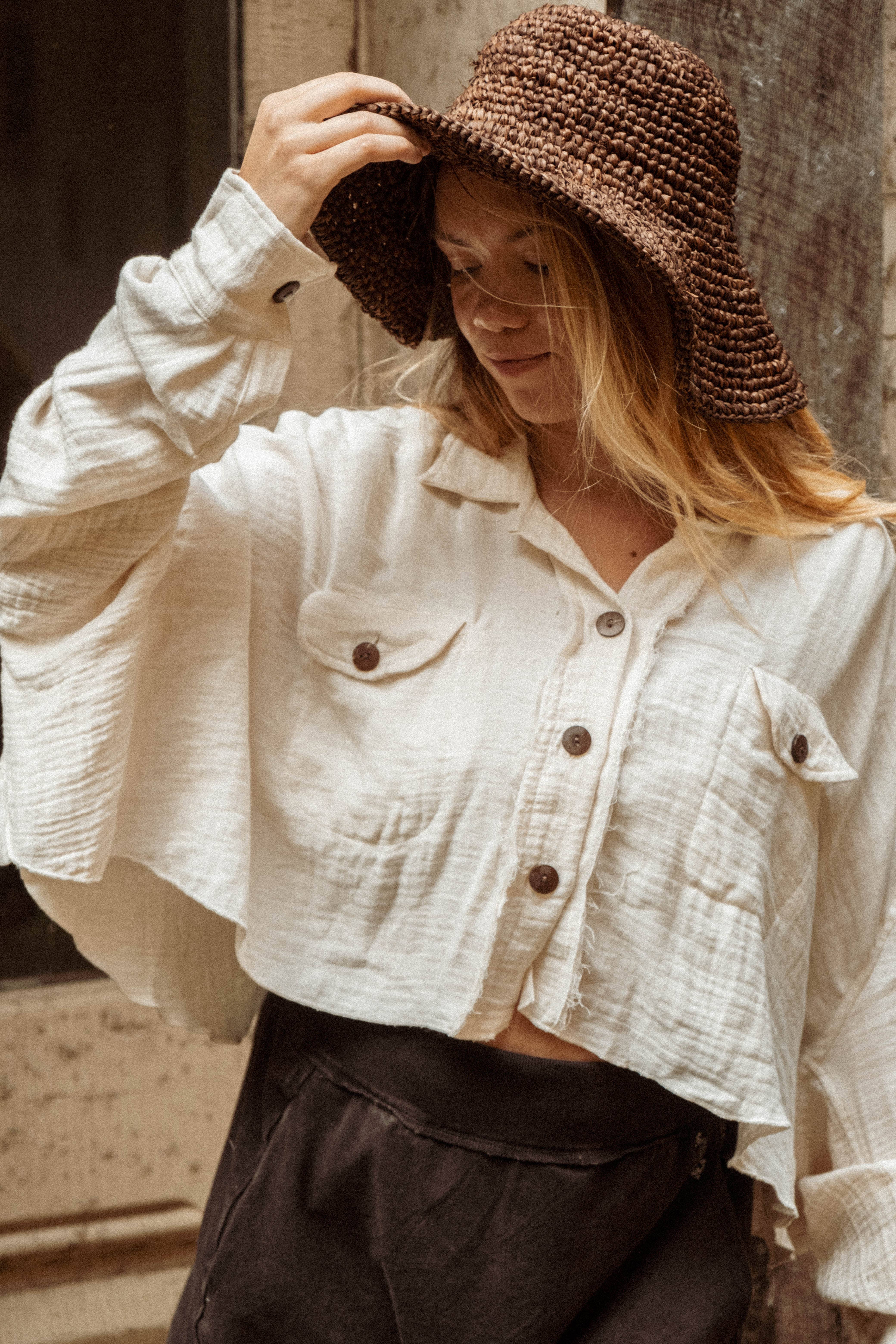 Gardenbelle Shop – Casaco camiseiro – Mulher por atacado – Shacket cropped boho de bambu com botões, camada sobreposta8