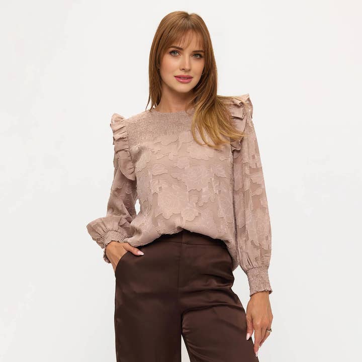 Blouse à volants avec épaules smockées et texture florale pour la vente par ROLYPOLY