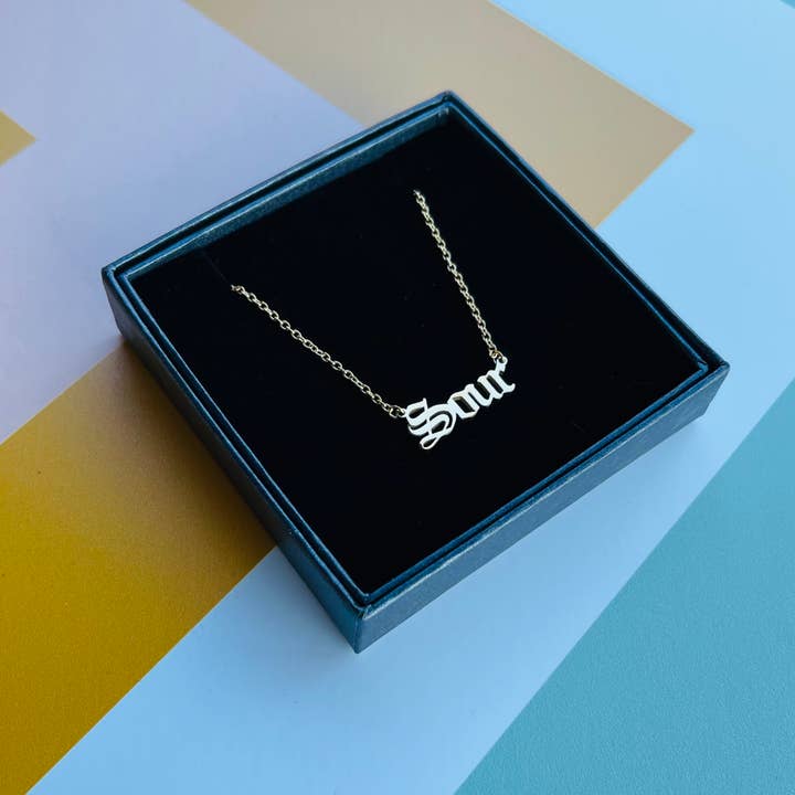 Sour Word Halskette aus Edelstahl mit Goldgeschmack Foodie für den Großhandel von The Silver Spider