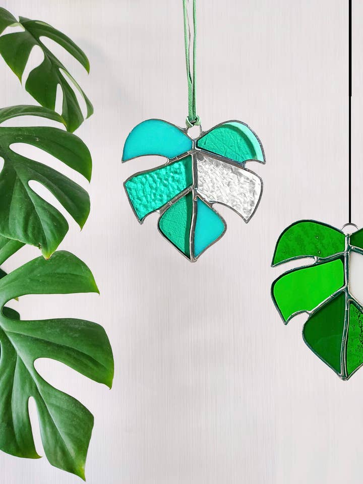 Håndlavet Monstera Blad Solfanger i Farvet Glas for engroshandel hos Samara Designs Studio