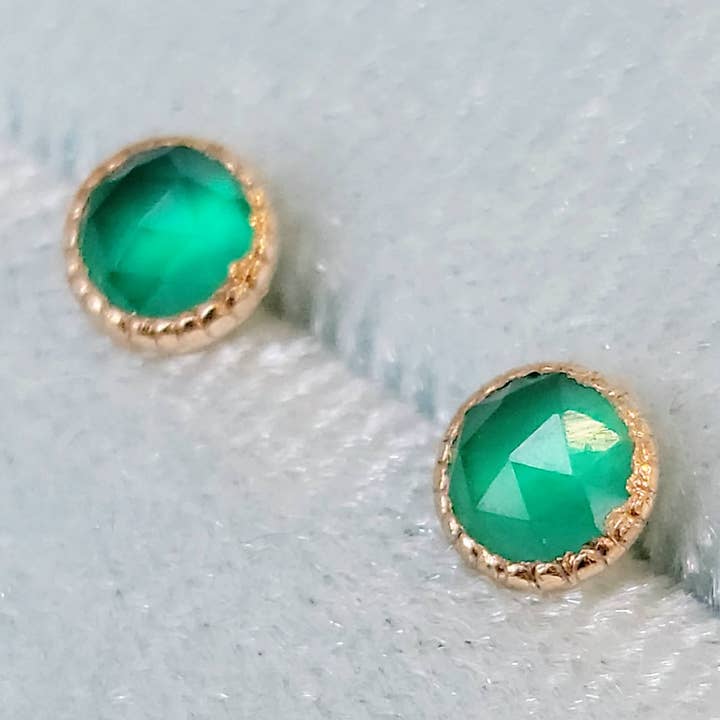 Groene onyx-oorknopjes - oorbellen met geboortesteen van mei voor wholesale door Kuriosities