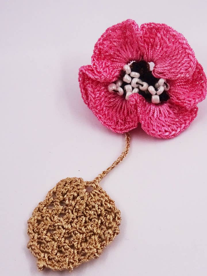 Broche rose, crochet, faite main pour la vente par Meli Design