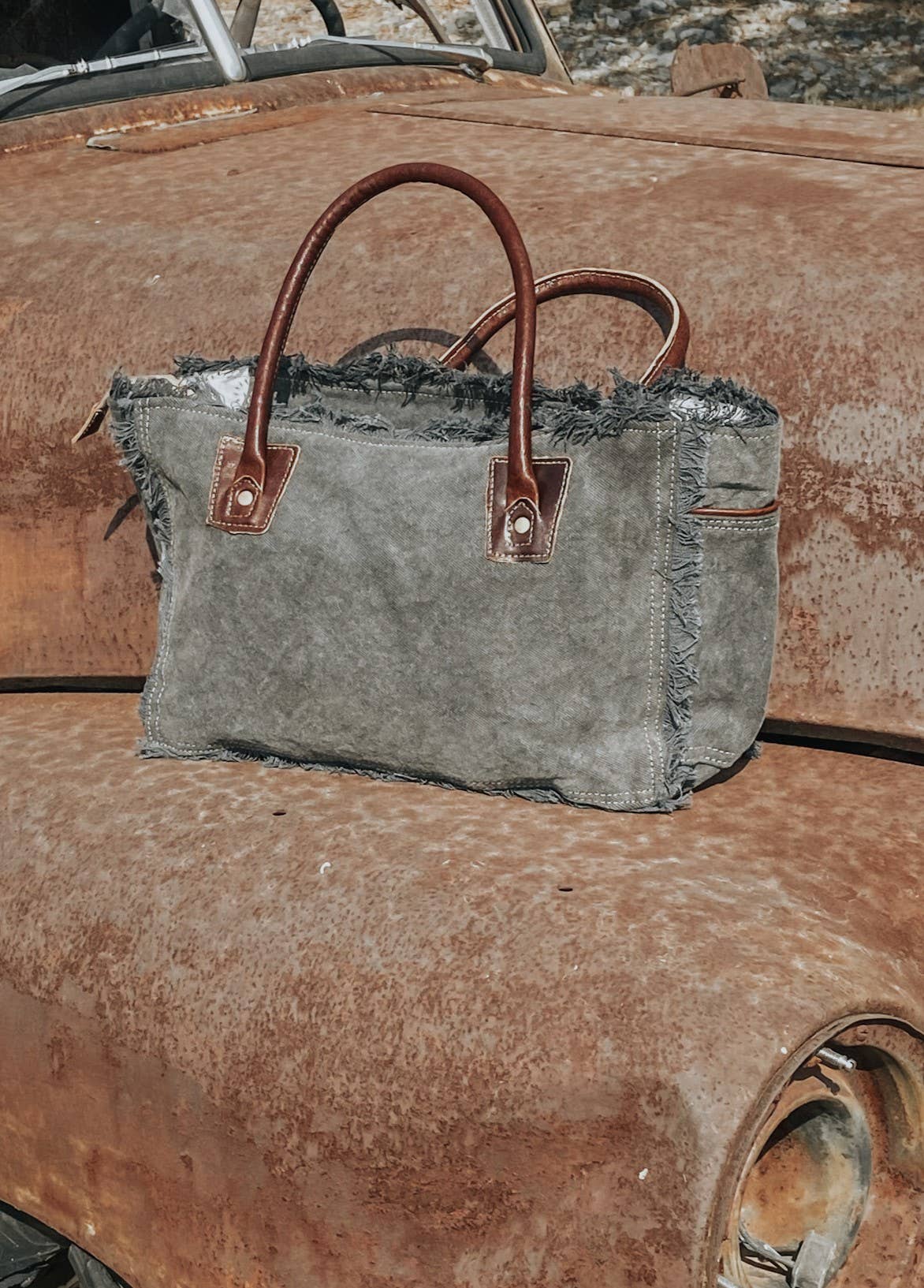 Texas Western Cowhide Bags and More – Großhandel Tragetasche – Damen – Kleine Tragetasche Myra aus Rindsleder mit Sternmotiv1