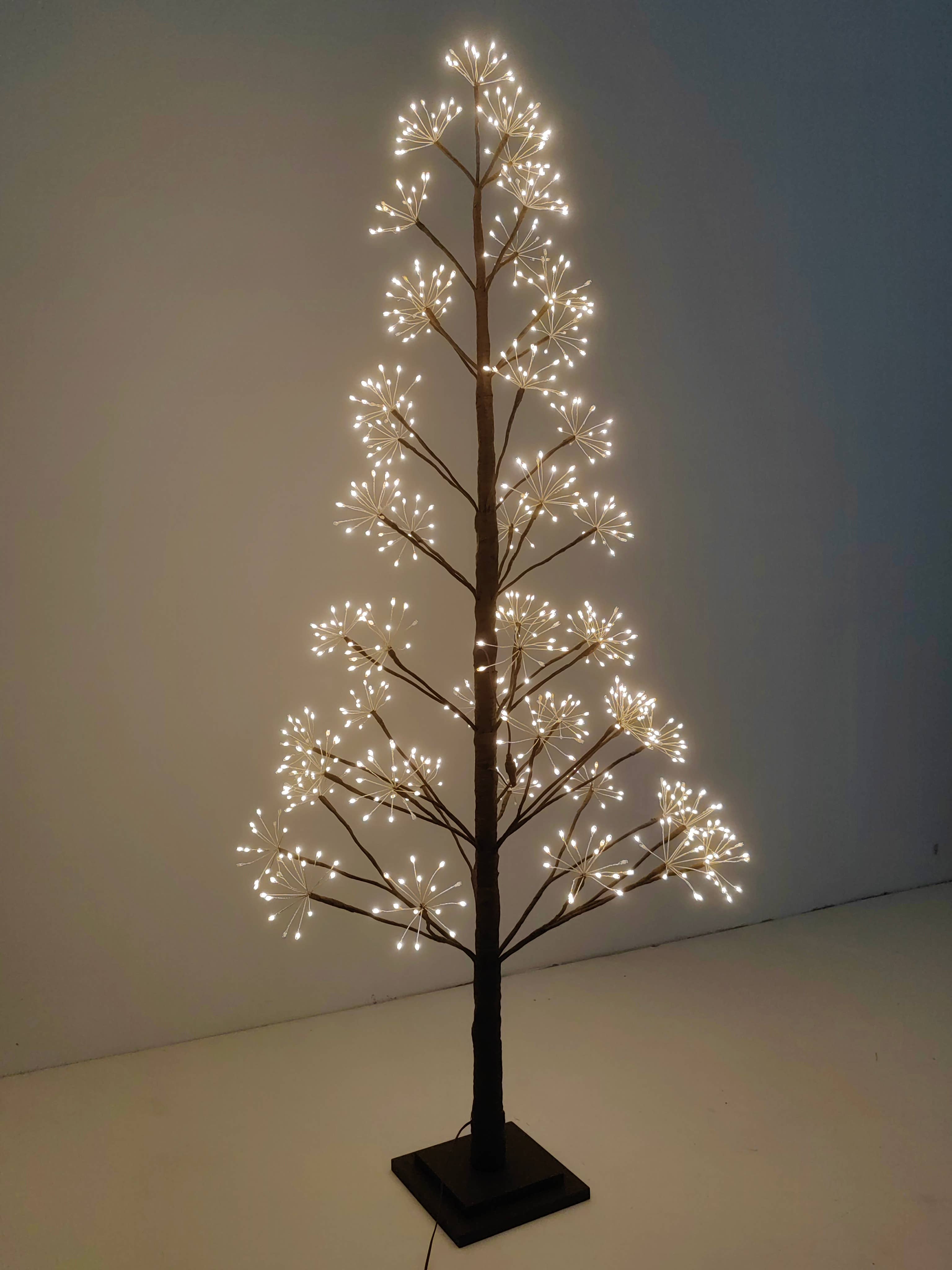 Hi-Line Gift Ltd. - Vendita all'ingrosso Decorazione natalizia - Albero a grappolo LED marrone da 1,5 m con 720 LED bianchi caldi1
