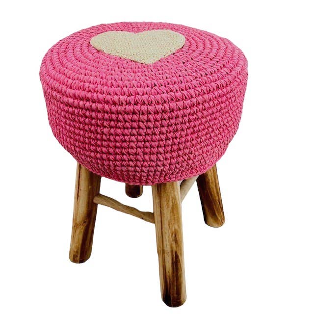 Tabouret enfant avec housse en forme de cœur - rose - crochet main en coton pour la vente par Luna-Leena - handmade in Nepal