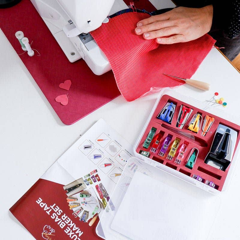 Madam Sew - Venta al por mayor Utensilio para manualidades - Juego de cinta adhesiva Deluxe: 30 piezas para hacer, usar y almacenar cinta adhesiva o encuadernación.8