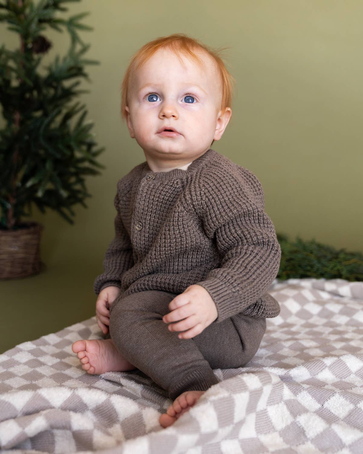 Cacau Heather Macacão de bebé de malha grossa de bolso e botão (orgânico) para venda a revendedores na Faire4
